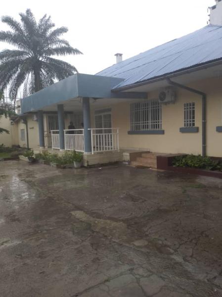 Villa  vendre  Gombe 4500000 dollars  discuter contenant une maison de 4 ch plusieurs pices parking piscine 
