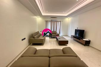 Location dun appart meubl de grande qualit avec deux chambres dont la principale avec dressing et terrasse deux salles deau sjour spacieux dans un immeuble moderne  Gombe