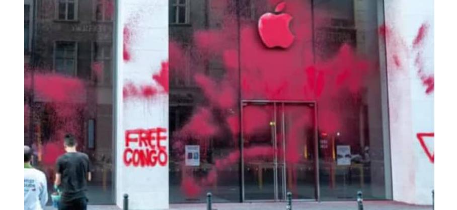 Minerais de Sang : l’Apple Store situé sur la Rosenthaler Strasse à Berlin, en Allemagne,  a été aspergé de peinture rouge par des activistes de FridaysForFuture (FFF) qui criaient « Free Congo » pour dénoncer 