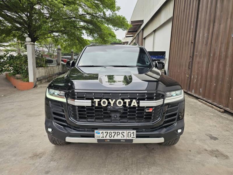 Arrivage Toyota Land Cruiser GR Brand New Couleur  NoireRougeNoire Annee  2023 70th Anniversary Automatique Steptronique Essence 6 cylindre Demarrag