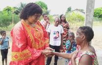 Deux familles victimes d'une attaque criminelle ont bénéficié de l'assistance de l'honorable Marie Kyet Mutinga au quartier singa inga dans la commune de N'sele  mediacongo