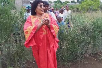 Deux familles victimes dune attaque criminelle ont bnfici de lassistance de lhonorable Marie Kyet Mutinga au quartier singa inga dans la commune de Nsele 