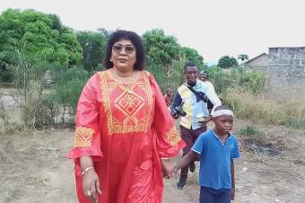 Deux familles victimes dune attaque criminelle ont bnfici de lassistance de lhonorable Marie Kyet Mutinga au quartier singa inga dans la commune de Nsele 