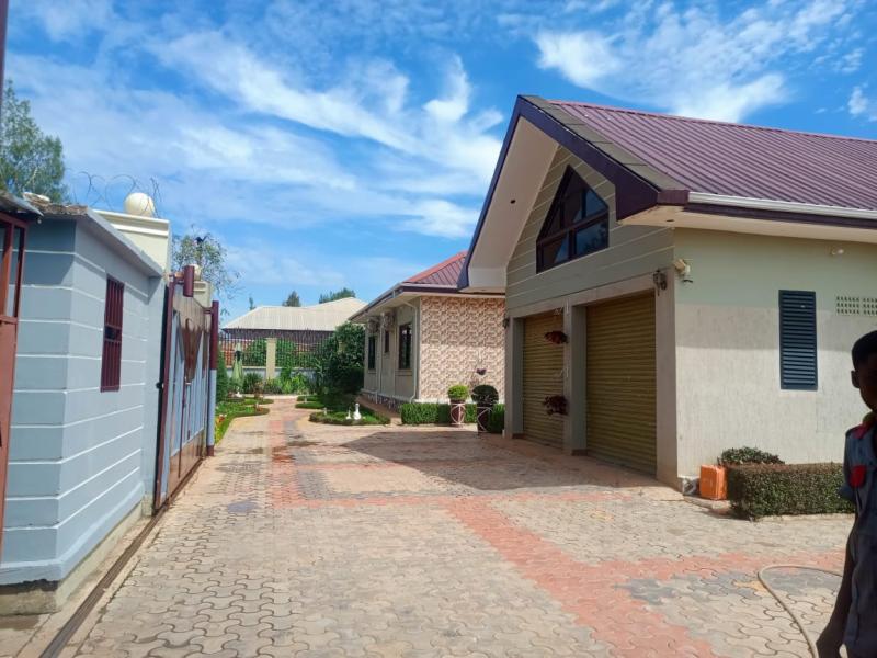 Villa  vendre avec tous ses meubles et accessoires. Situe  Lubumbashi quartier golf plateau 