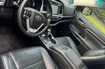 Toyota Highlander Automatique essence  Sans plaque  4 cylindres  Full options  Toit panoramique  25.000 