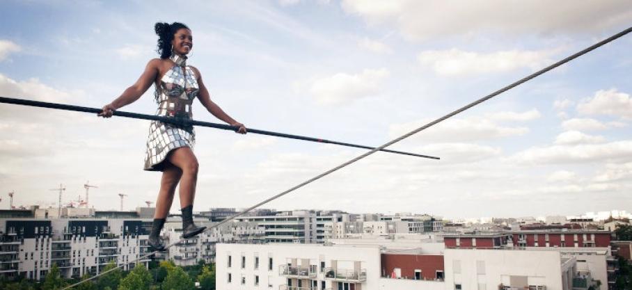 Cérémonie des JO : la funambule Tatiana Mosio-Bongonga marche sur un fil à 25 mètres du sol jusqu'au Stade de France 