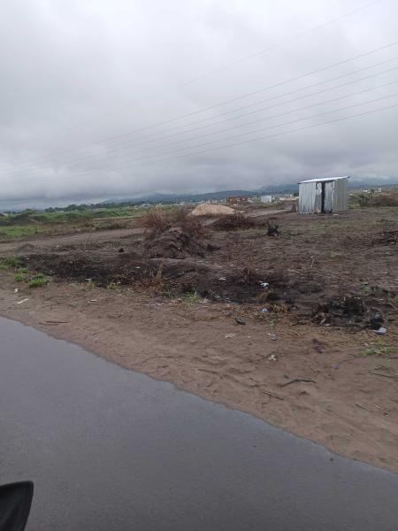 Un hectare prt de macadam  nsele avant mausole de tshisekedi le pre  vendre trs bon emplacement 