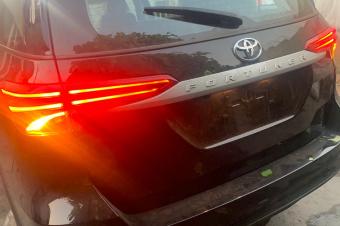 Toyota fortuner  annee  2024 Sans plaque automatique steptronique essence   4 cylindre Full options  00 km 4 x 4 camera de recule full parking sensors 3 banquet 7 places telep