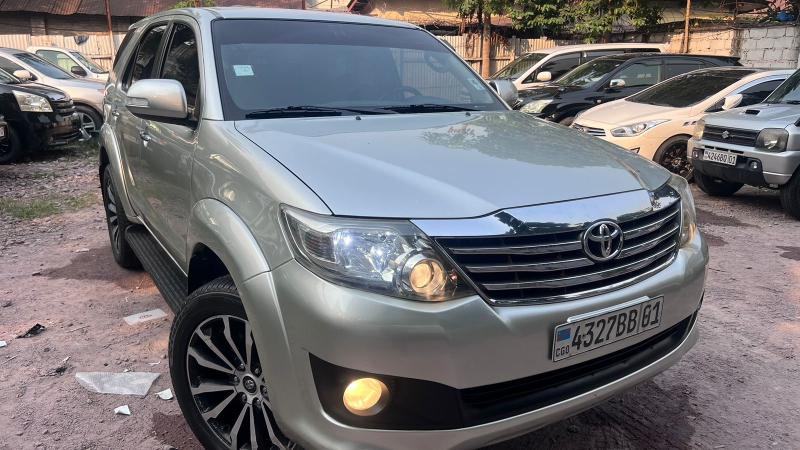 Fortuner 2015 authentique essence automatique 4cylinder kilomtrage 27000 camra de recul intrieur cuire Prix 23000  discuter