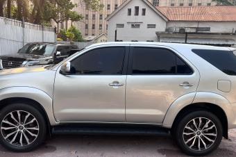 Fortuner 2015 authentique essence automatique 4cylinder kilomtrage 27000 camra de recul intrieur cuire Prix 23000  discuter