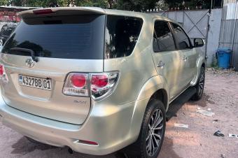 Fortuner 2015 authentique essence automatique 4cylinder kilomtrage 27000 camra de recul intrieur cuire Prix 23000  discuter