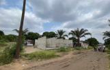parcelle à vendre avec 2 maisons commerciale inachevé à Bibwa commune de la nsele dans un prix abordable 