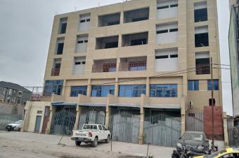 Immeuble R4 en construction contenant une maison commerciale des appartements et une salle de fte  vendre dans la commune de Barumbu  2200000 ngociable