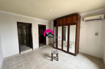 Location dun magnifique appartement des 3CHS 3 salles deau attenantes  wc visiteurs sjour spacieux  terrasse coinrepas cuisine meuble  dpt situ  Gombe zone A