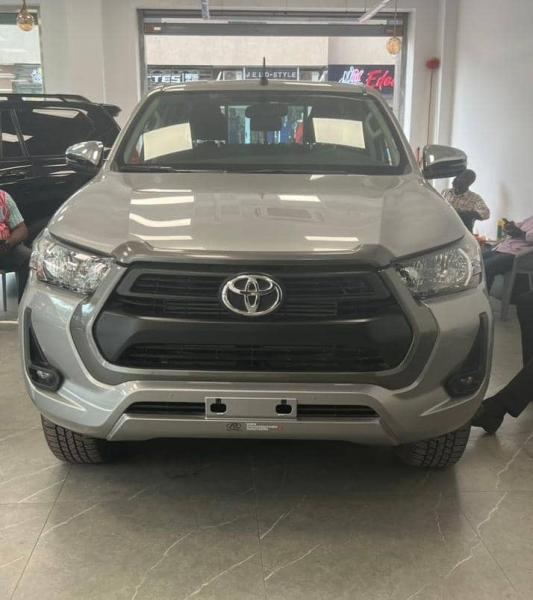 TOYOTA HILUX SANS ANNES DES FABRICATION 2024  PRIX55.000 PEU NGOCIABLES  MANUEL DIESELS 00.0KILOMETRES CLIMATISATION IMPECABLE FULLS OPTIONS AVEC TRACTIONS LOCALISATION G