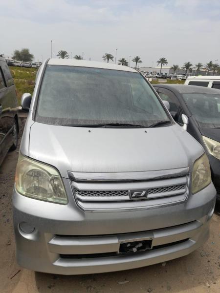 Toyota Noah  Sans plaque tout Neuf  Kilomtrage trs faible  Couleur dorigine  Prix 10000  discuter lgrement offre direct