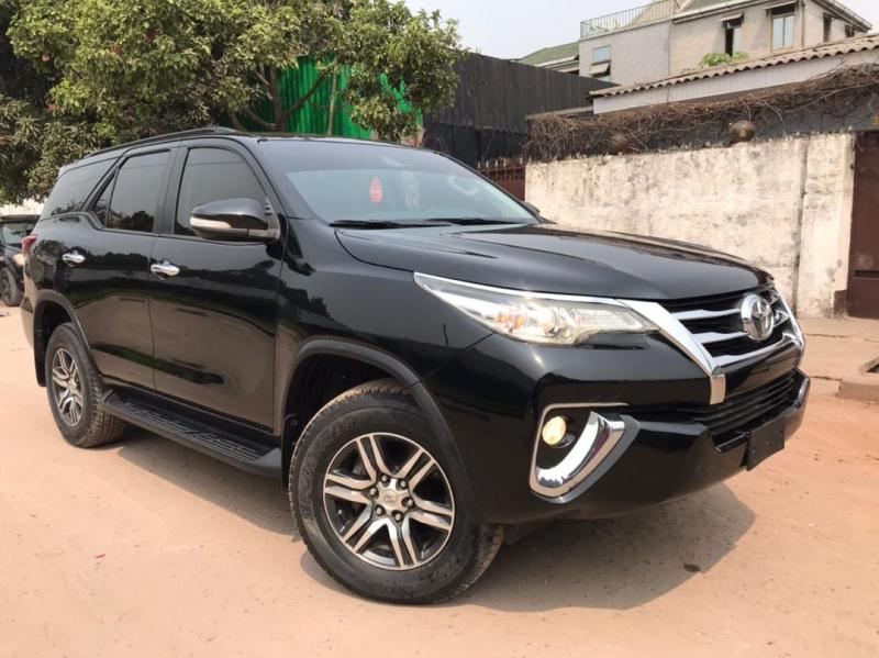 Toyota Fortuner  Anne 2018 Automatique  Essence  Faible kilomtrage 27095 Sans plaque  Couleur noire  Full options   Prix  38500   Localisation appel 