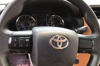 Toyota Fortuner  Anne 2018 Automatique  Essence  Faible kilomtrage 27095 Sans plaque  Couleur noire  Full options   Prix  38500   Localisation appel 