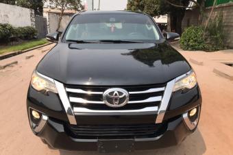 Toyota Fortuner  Anne 2018 Automatique  Essence  Faible kilomtrage 27095 Sans plaque  Couleur noire  Full options   Prix  38500   Localisation appel 