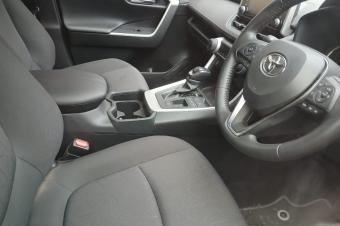 RAV4 HYBRIDE VOLANT DROIT AUTOMATIQUE ESSENCE  4 CYLINDRES TRS TRS PROPRE SANS PLAQUE  PRIX20.500  NGOCIATION EN FAE KILOMTRAGE 15768 CLIMATISATION IMPECCABLE