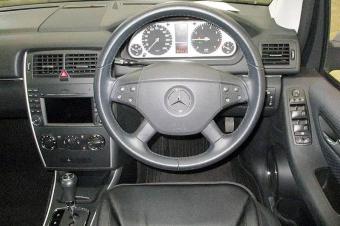 Mercedes volant droit  Boite automatique essence 4cylinder  Sans plaque couleur dorigine  Climatisation impeccable  Prix  9500  discuter