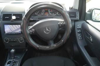 Mercedes volant droit  Boite automatique essence 4cylinder  Couleur dorigine climatisation impeccable  Prix 8500  discuter 