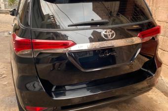 Toyota fortuner automatique essence 4 cylindre Sans plaque Couleur noir dorigine anne de fabrication 2017 le prix 34000 comme dernier prix localisation limete 5 rue Bonne chance