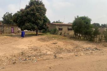Grand terrain avec studio  vendre dans la commune de Mont NgafulaQ Sans fil  30.000 ngociable