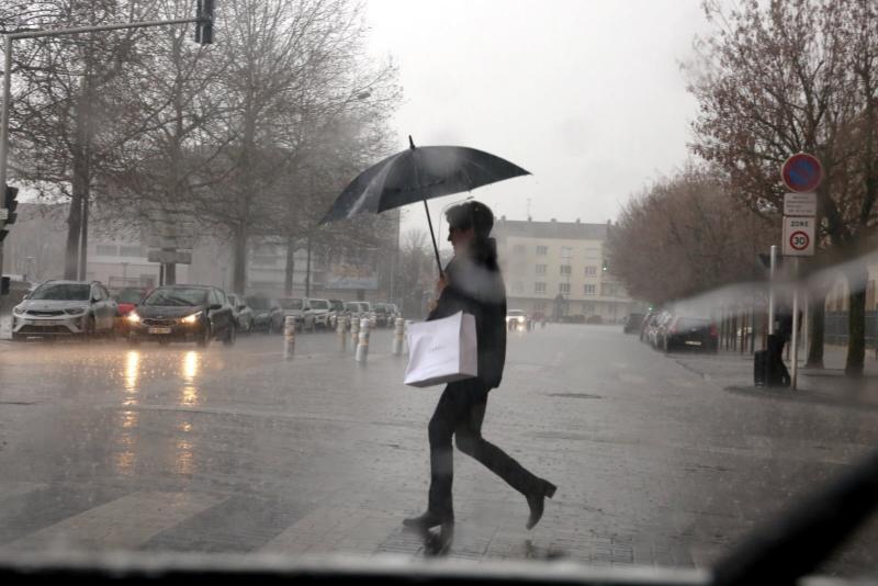 Un journaliste crivaitLa Chine peutelle faire la pluie et le beau tempsCest en tout cas ce que le pays essaie de faire.Face  la scheressedes avions ensemencent des nuage 