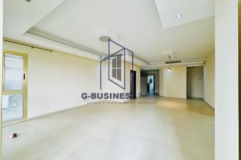 VENTE DUN SUBLIME APPARTEMENT AU COEUR DE LA GOMBE QUI DISTRIBUE 3 CHS 1 BUREAU 1 BOXE SALLE DE SPORT 2 ASCENSEURS 