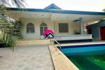 Vente dune villa 1.100m dote dune grande maison basse  rnover ou dmolir selon le projet avec 4CHS piscine paillote gurite parking trs spacieux etc. Situe  Gombe