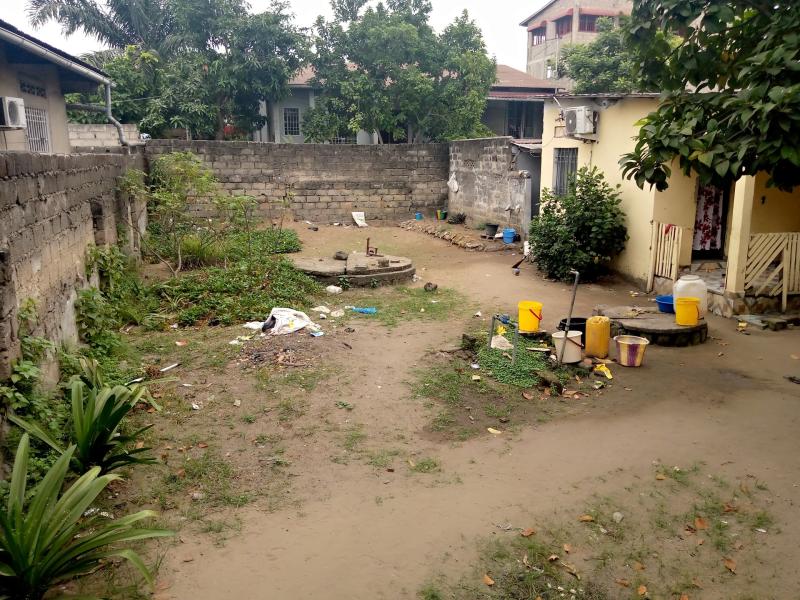 Parcelle  entre servitude  vendre  KintamboJamaque avec 3 maisons types locataires  120.000 ngociable