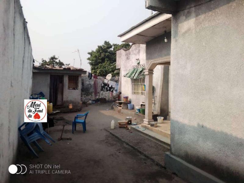 Belle opportunit  saisir  Masina Ptro Congo Vente dune parcelle avec une grande Maison habitable  Annexe Rf  Arrt bahumbu en face de la station service Dimension  20m25m