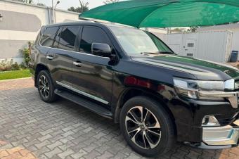 Land cruiser GXR V8 Anne 2011 modifier 2021 Automatique  Essence  Full option  Intrieur en cuir Kilomtrage 21145km Climatis  Couleur dorigine   Prix 37000 a dbattre 