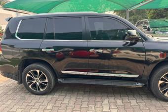 Land cruiser GXR V8 Anne 2011 modifier 2021 Automatique  Essence  Full option  Intrieur en cuir Kilomtrage 21145km Climatis  Couleur dorigine   Prix 37000 a dbattre 