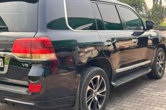 Land cruiser GXR V8 Anne 2011 modifier 2021 Automatique  Essence  Full option  Intrieur en cuir Kilomtrage 21145km Climatis  Couleur dorigine   Prix 37000 a dbattre 