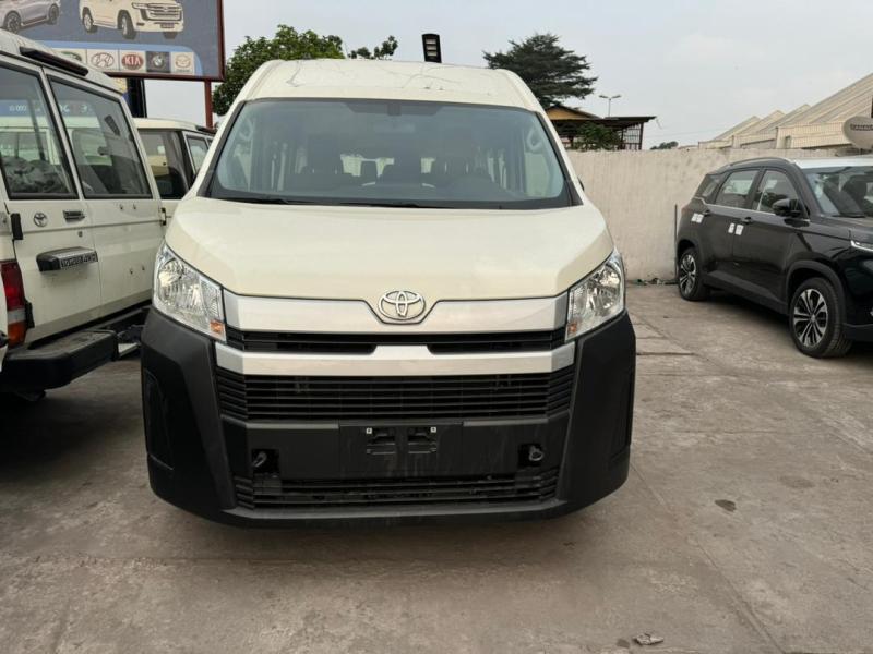 Toyota hiace  2023 sans plaque  Diesel   Climatis  Prix  70.000  discuter  Localisation appel   Offre directe