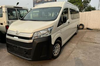 Toyota hiace  2023 sans plaque  Diesel   Climatis  Prix  70.000  discuter  Localisation appel   Offre directe