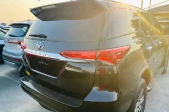 Toyota Fortuner  2016 modifier 2023 automatique essence  Full option  25000 kilomtrage  Sige en cuir  3 banquettes  Occasion de Duba  Disponible  Kinshasa  Localisation appele
