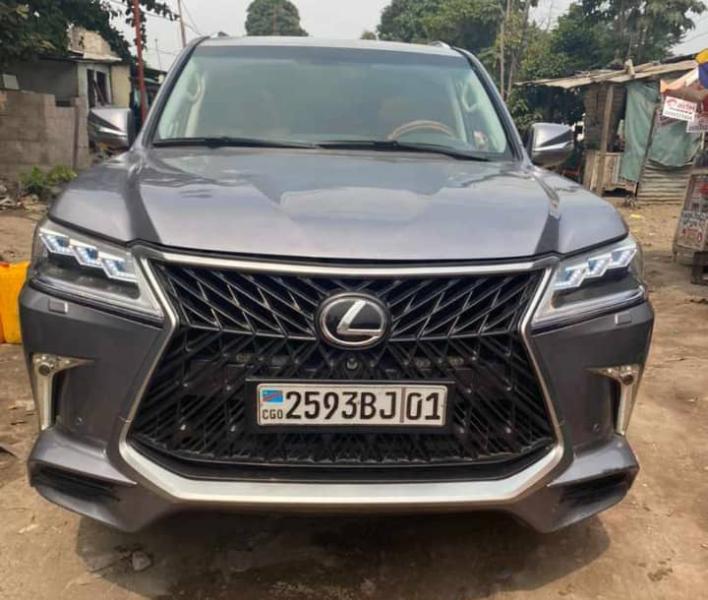 Lexus 570  Automatique essence  V6 anne de fabrication 2018 Authentique  Couleur dorigine  Climatisation impeccable avec traction  Chaise lectrique  57000 kilomtrage  3 banque