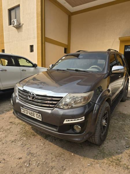 Toyota Fortuner authentique 2015 Couleur dorigine partout  Climatisation impeccable  3 banquettes  Clignotant aux rtroviseurs  Suspension correcte Faible kilomtrage  Prix  1900