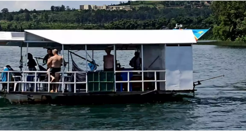 En mars le Greyhound traverse lAtlantique. Une violente tempte se lve. La situationdu bateau et de lquipage devient si critique que lespoir sembl perdu. Unmarin est emport p