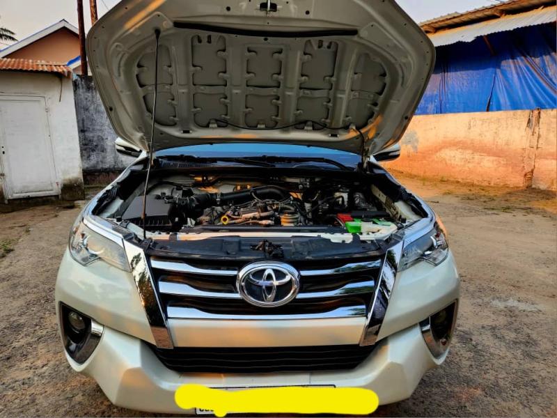 TOYOTA FORTUNER  2018 AUTHENTIQUE FULL OPTION AUTOMATIQUE VOLANT GAUCHE ESSENCE SANS PLAQUE 4 CYLINDRES 3 BANQUETTE CLIMATISATION IMPECCABLE KILOMTRAGE 140.000km  PRIX 34500