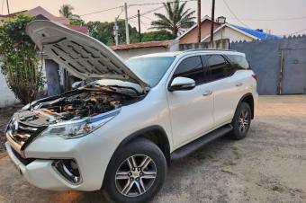 TOYOTA FORTUNER  2018 AUTHENTIQUE FULL OPTION AUTOMATIQUE VOLANT GAUCHE ESSENCE SANS PLAQUE 4 CYLINDRES 3 BANQUETTE CLIMATISATION IMPECCABLE KILOMTRAGE 140.000km  PRIX 34500