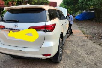 TOYOTA FORTUNER  2018 AUTHENTIQUE FULL OPTION AUTOMATIQUE VOLANT GAUCHE ESSENCE SANS PLAQUE 4 CYLINDRES 3 BANQUETTE CLIMATISATION IMPECCABLE KILOMTRAGE 140.000km  PRIX 34500