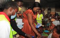 La Députée nationale Marie Kyet Mutinga offre des fournitures scolaires et des pagnes aux fidèles d'une église à Tshangu  mediacongo