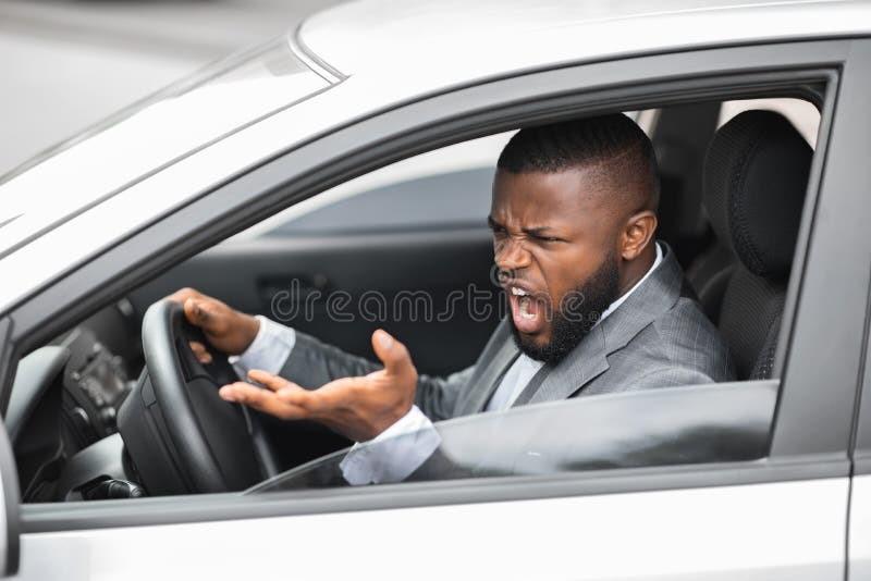 Je vais le tuer rptait cet homme qui au volant de son vieux camion recherchait son pire ennemi pour en dcoudreIl ne pensait qu cela il ne pouvait mme pas trouver du s