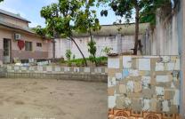 Vente dans le quartier en face de palais de marbre d'une parcelle de 19msur26 380000 dollars à discuter contenant une maison de 4 ch plus annexe mediacongo