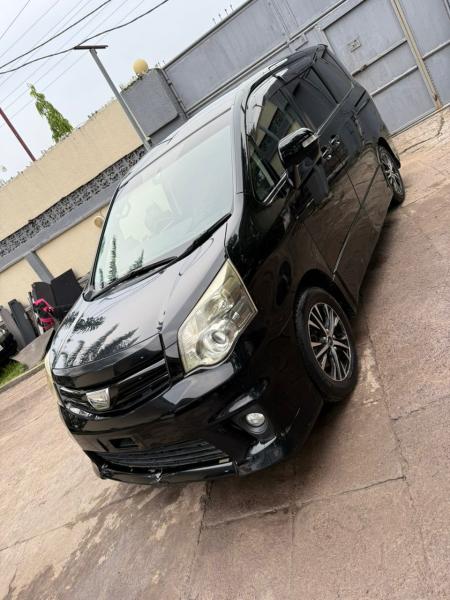 TOYOTA NOHA A VENDRE 