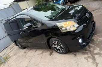 TOYOTA NOHA A VENDRE 